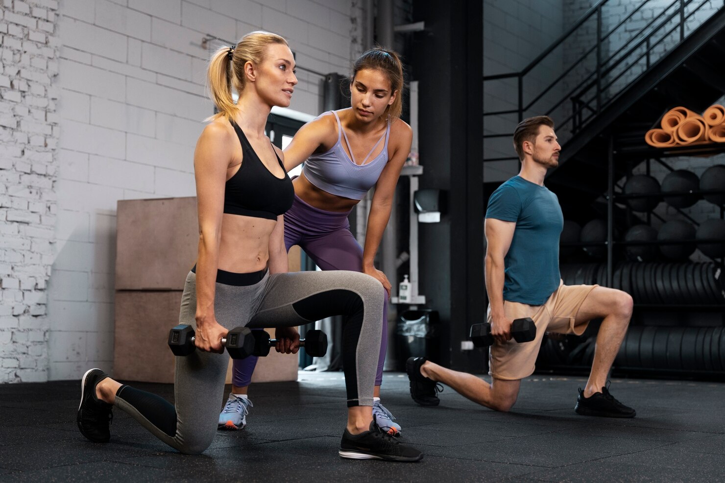entrenador-ayudando-principiantes-gimnasio_23-2149561911