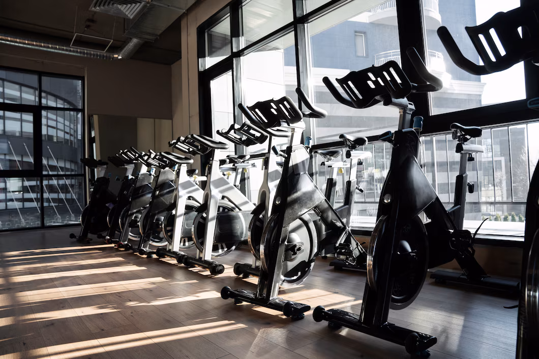 gimnasio-equipo-ciclismo-interiores_23-2149270210