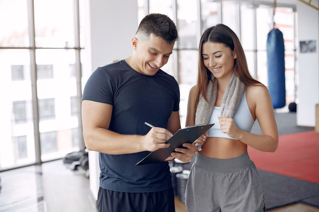 jovenes-que-entrenan-gimnasio-matutino_1157-28954
